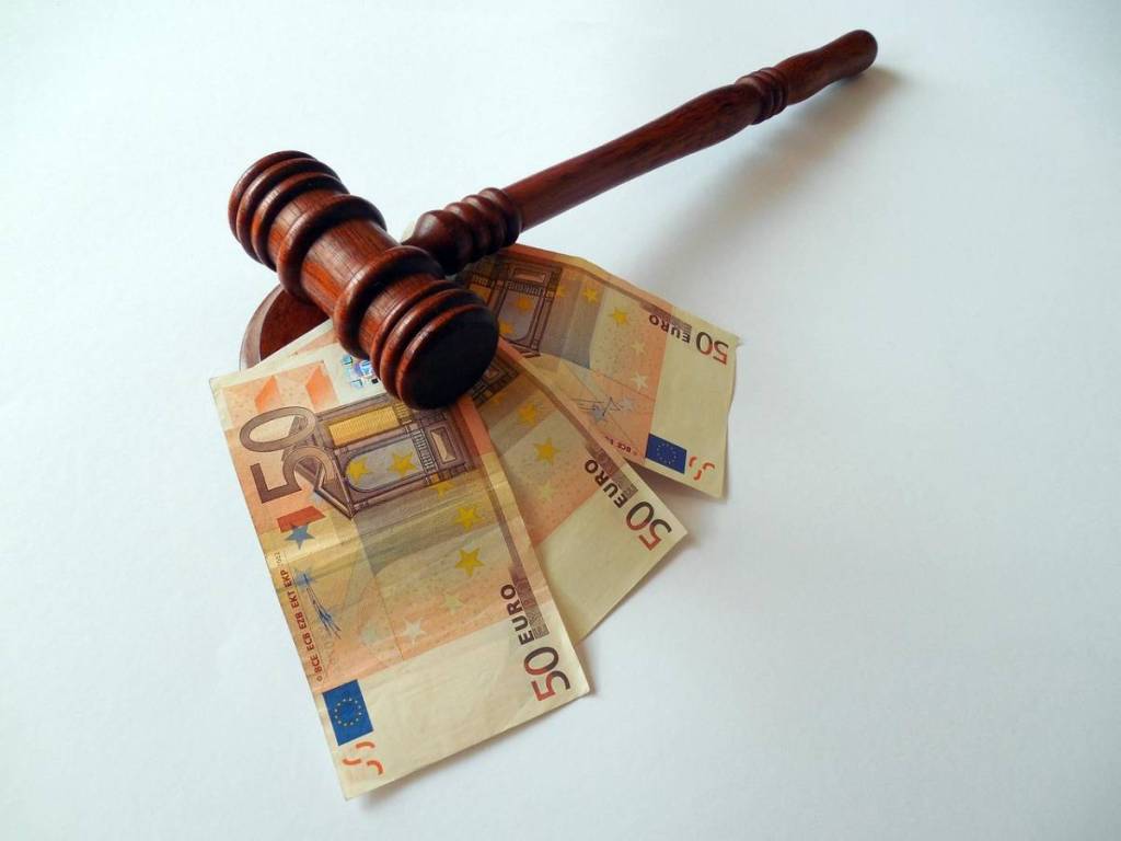 auktionshammer mit 50€ noten