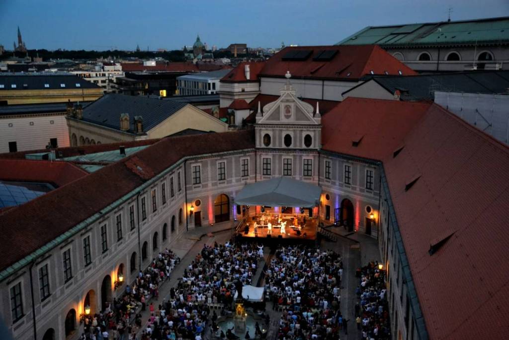 personen beim münchner open air sommer im brunnenhof der residenz