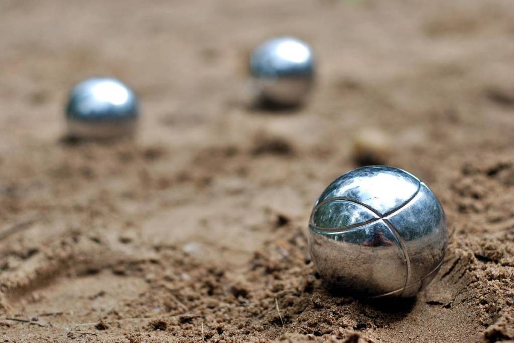 bocciakugeln auf sand