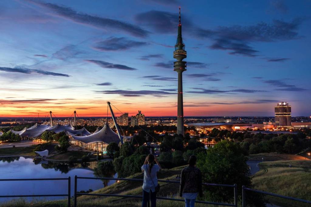 olympiapark mit blick auf den turm nachts
