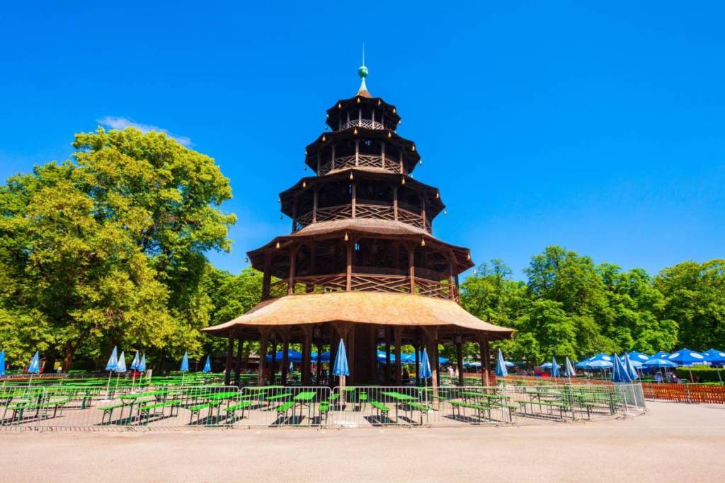 chinesischer turm mit biergarten