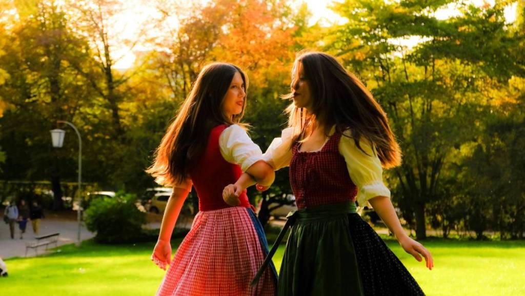 zwei frauen tanzen im dirndl