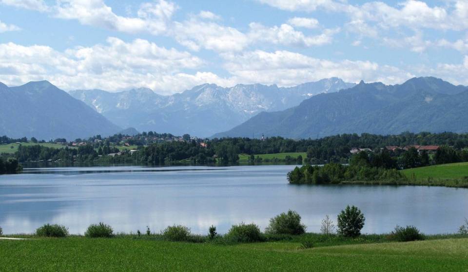 Nur eine Stunde von München entfernt besucht ihr diesen Badesee im Blauen Land mit seinen „schwimmenden Inseln“, die bis zu 2.000 m² groß sind und 4.000 Tonnen wiegen
