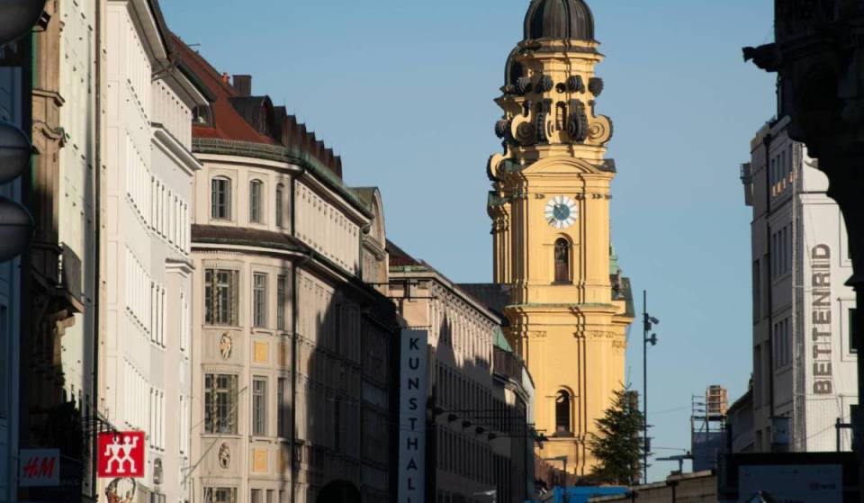 Im Herzen von München liegt ein renommiertes Ausstellungshaus mit 350.000 Besuchenden jährlich, das Kunst und Design präsentiert, ohne über eine eigene Sammlung zu verfügen