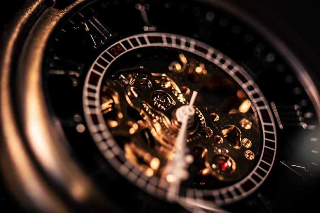 nahaufnahme einer mechanischen taschenuhr