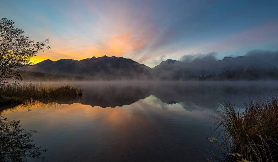 Nur 75 Minuten von München badet ihr auf 885 Höhenmetern in einem ruhigen See mit Bergpanorama, den ihr nur zu Fuß oder mit dem Radl erreicht