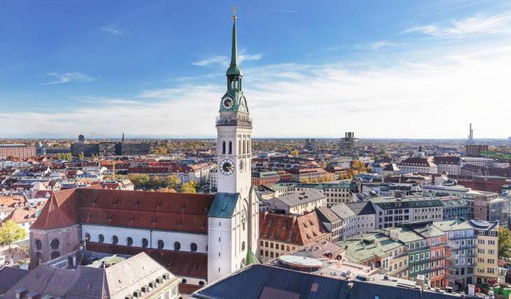 An unbroken glass, a cannonball, and yet another “Devil’s Footprint”: These stories surround Munich’s popular lookout point, from which you can see up to 100 km away at a height of 56 meters