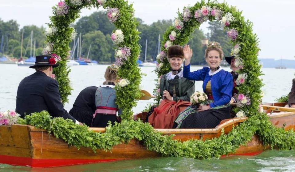 Nur 45 Minuten von München feiert eine Gemeinde alle 5 Jahre traditionelle Fischerhochzeit am Ufer des Starnberger Sees mit geschmückten Booten, Polterabend und Konzerten