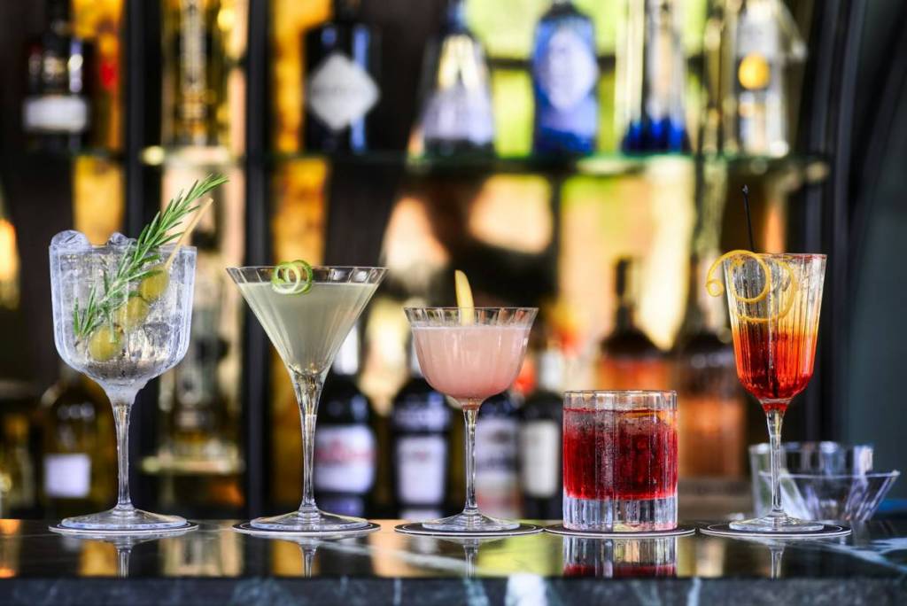 verschiedene cocktails auf dem thresen einer bar