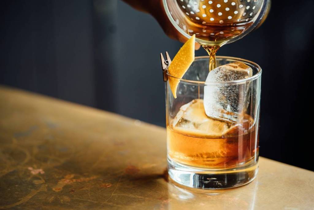 barkeeper bereitet drink zu