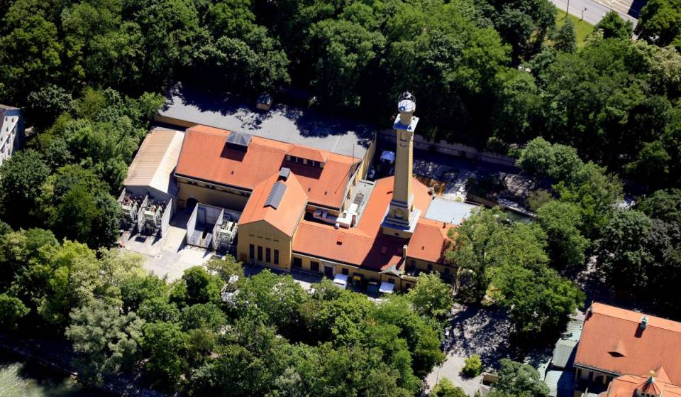 In diesem ehemaligen Elektrizitätswerk am Auer Mühlbach befindet sich eine Konzerthalle mit Biergarten, Club und 4 Meter hohem Wasserfall, die euch jedes Jahr zu einem großen Geburtstagsfest mit Live-Musik einlädt