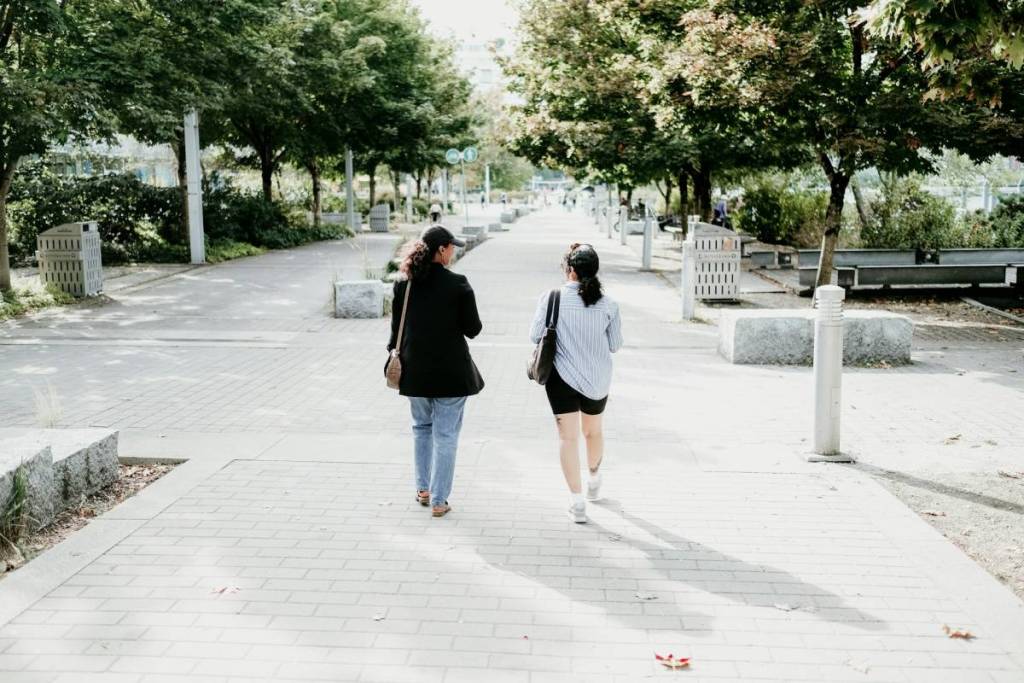 zwei frauen spazieren zusammen