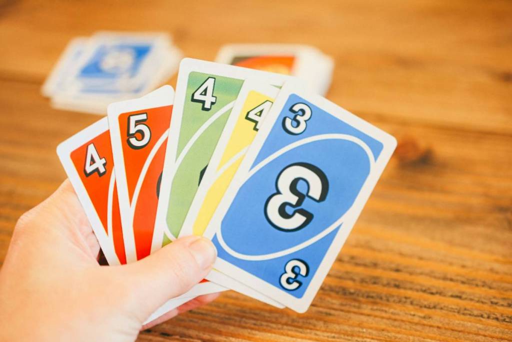 person mit uno karten auf der hand