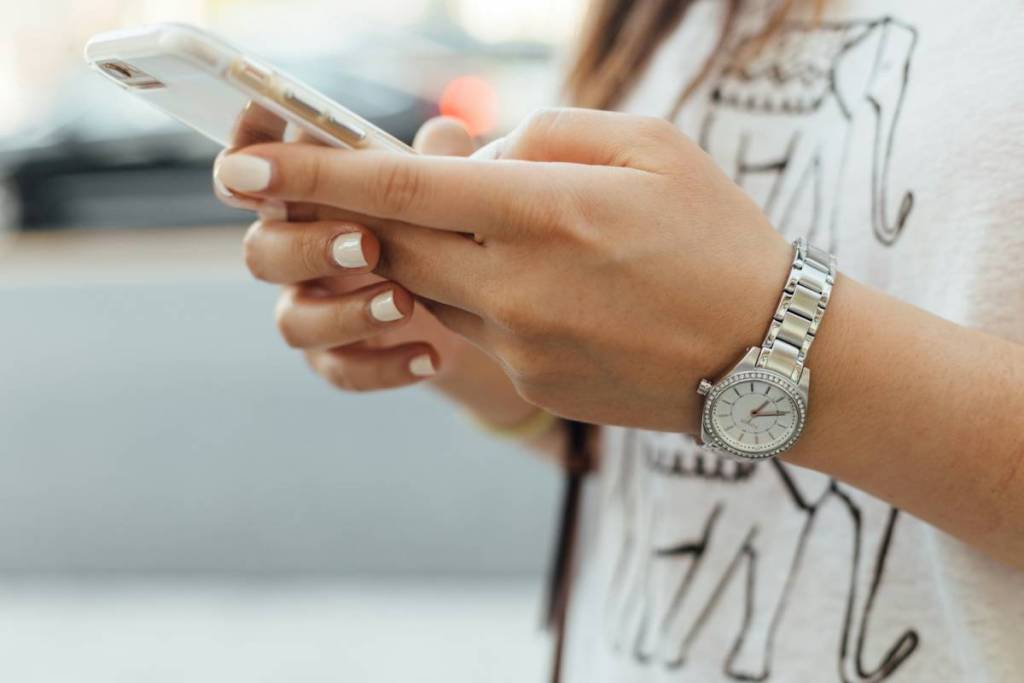frau mit smartphone in der hand