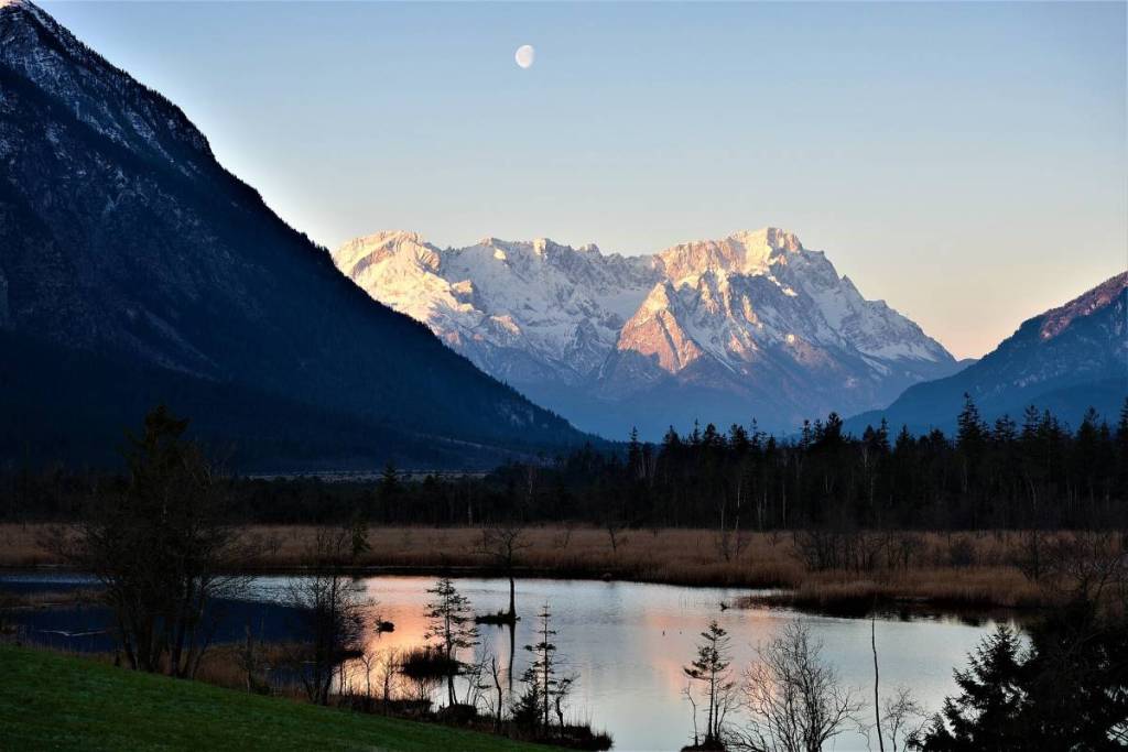 quellteich der sieben quellen mit bergpanorama