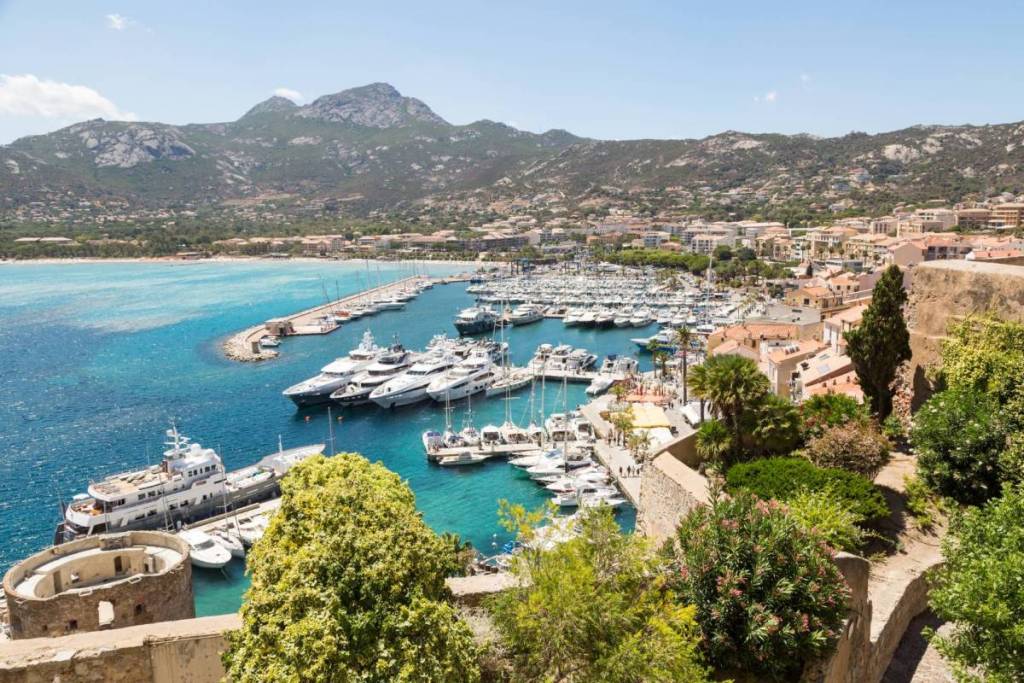 yachthafen von calvi von oben