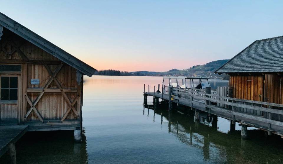 Nur 1 Stunde Zugfahrt von München schippert ihr über diesen Badesee zum Gasthaus auf der „Hochzeitsinsel“, dessen Wasser in den 1970er blutrot gefärbt war