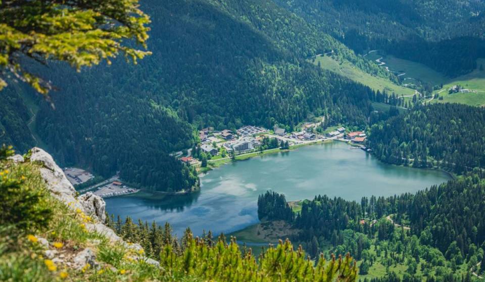Nur 80 Minuten von München liegt mit 28,3 Hektar einer der größten Bergseen Bayerns: Ein absolute Paradies für Outdoorsport-Begeisterte, in dem ihr schwimmen, klettern, wandern und Mountaincart fahren könnt