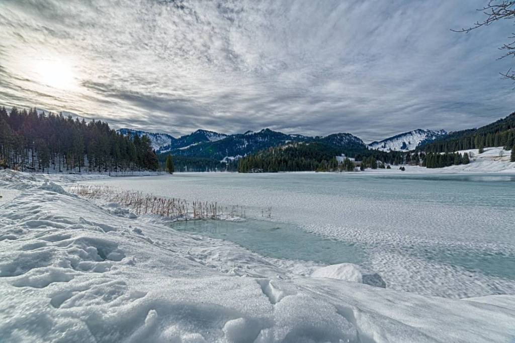 The lake with snow in winter