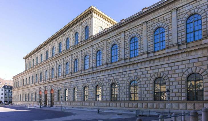 In the heart of Munich, a quiet, hidden garden spans 1,000 m²; you enter it through a small gate, and it once served as a vegetable garden and chicken coop.