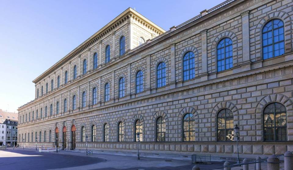 Im Zentrum von München erstreckt sich auf 1.000 m² ein ruhiger versteckter Garten, den ihr durch ein kleines Tor betretet und der einst zum Gemüseanbau und als Hühnerhof diente