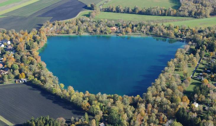 Just 45 minutes from Munich, you can swim in a shallow quarry lake that warms up quickly due to its shallow depth of 6 meters and is ideal for families with children