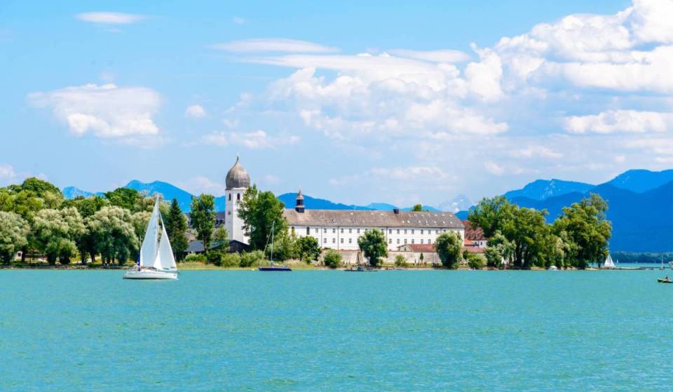 Nur eine Stunde von München entfernt liegt das „bayerische Meer“: Warum ein Trip an den rund 80 km² großen Chiemsee diesen Sommer unbedingt auf eurer Bucket List stehen sollte