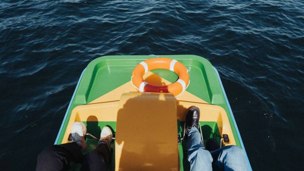 personen fahren mit dem tretboot