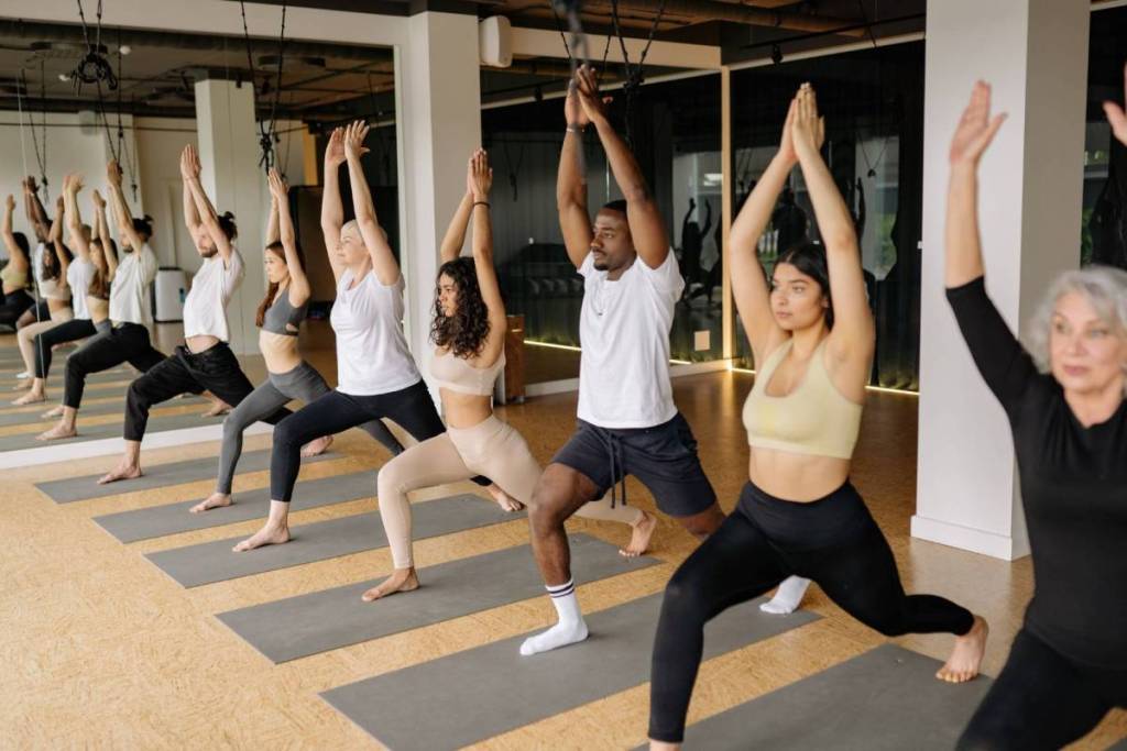 Eine Gruppe macht Yoga im Studio