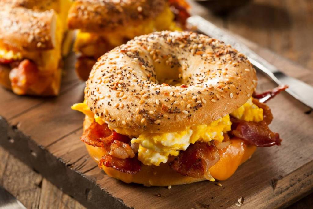 bagel mit ei und speck