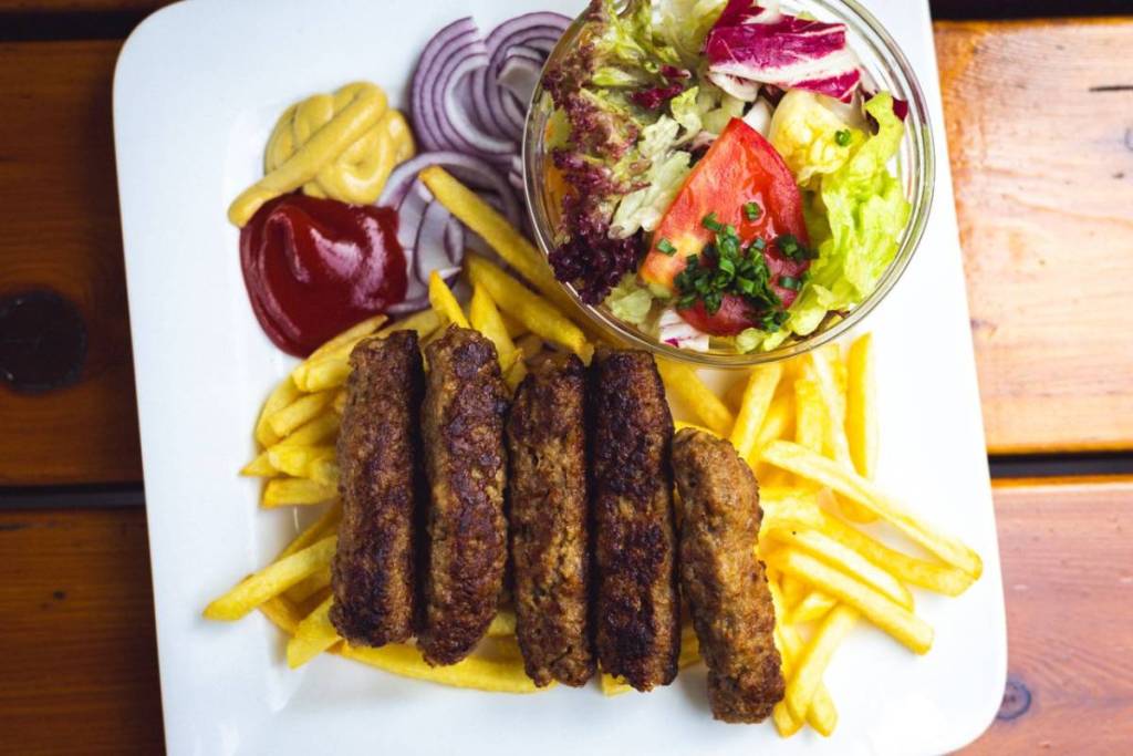 cevapcici mit beilagen