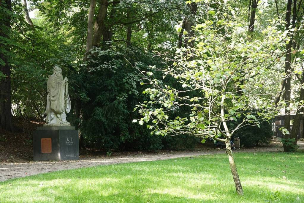 dichtergarten mit konfuziusstatue