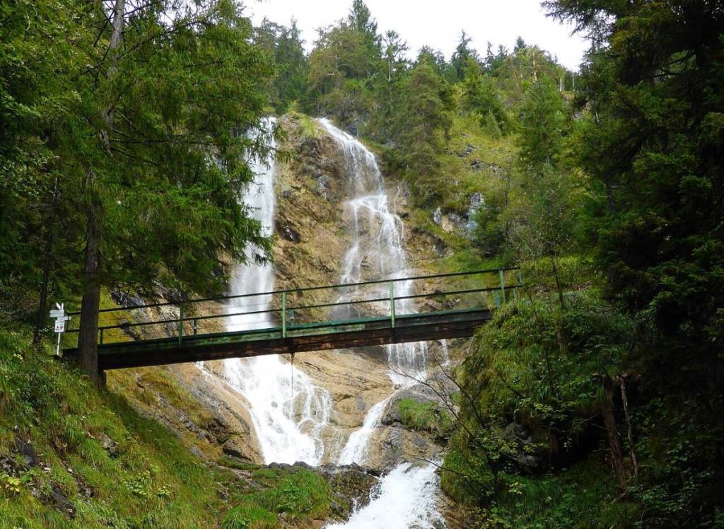 brücke über dem zipfelsbach wasserfall