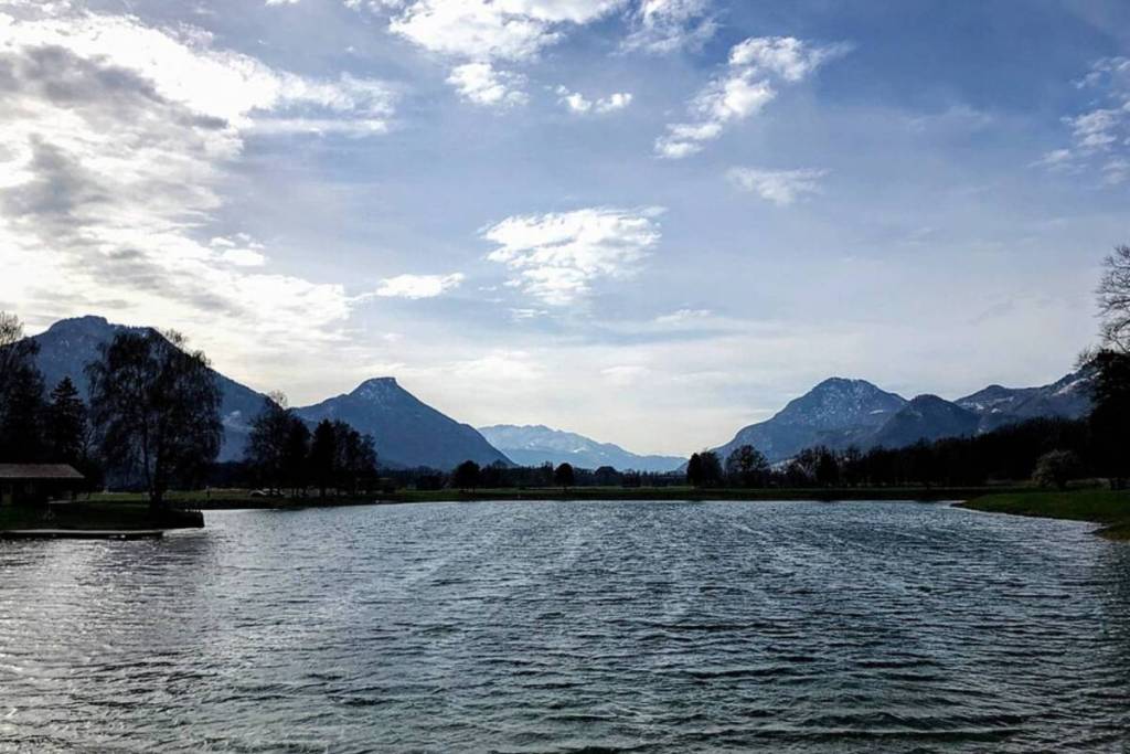 Neubeurer See vor Bergkulisse