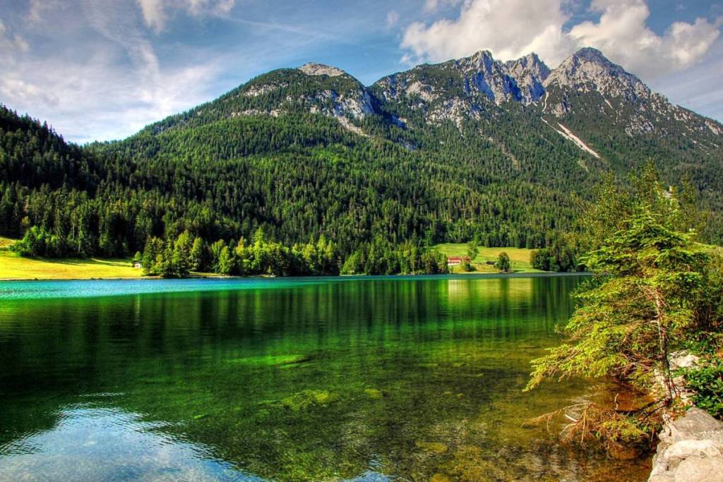 Blick auf den Hintersteiner See und die Berglandschaft