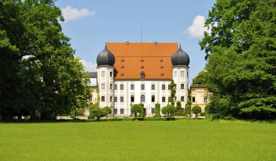 Nur eine Stunde von München verweilt ihr in den Biergärten dieses verträumten Schlosses mit vier herrlichen Zwiebeltürmen oder golft auf 140 Hektar vor der herrschaftlichen Kulisse