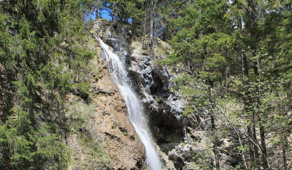 Nur 75 Minuten entdeckt ihr diesen malerischen Wasserfall inmitten unberührter Natur ganz ohne Touristenmassen, der 30 Meter in die Tiefe rauscht