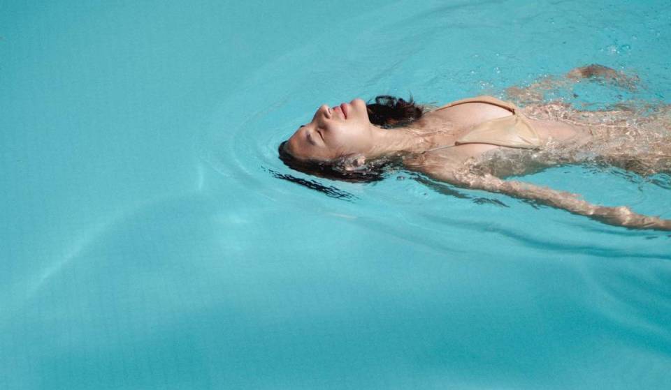 Keine 2 Stunden von München entfernt entspannt ihr in bis zu 38°C warmem Thermalwasser aus 1.522 Metern Tiefe und lasst euch im Spa verwöhnen