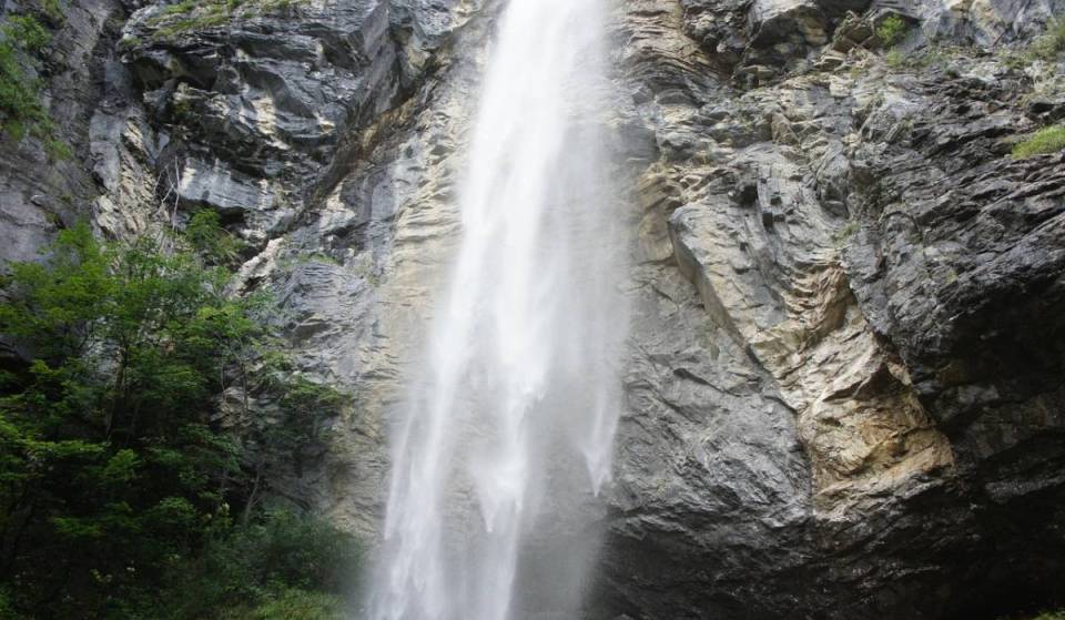 Nur eine Stunde von München rauscht dieser eindrucksvolle Wasserfall 75 Meter in die Tiefe und gilt als echter Kraftplatz, der vor allem bei Frauen beliebt ist