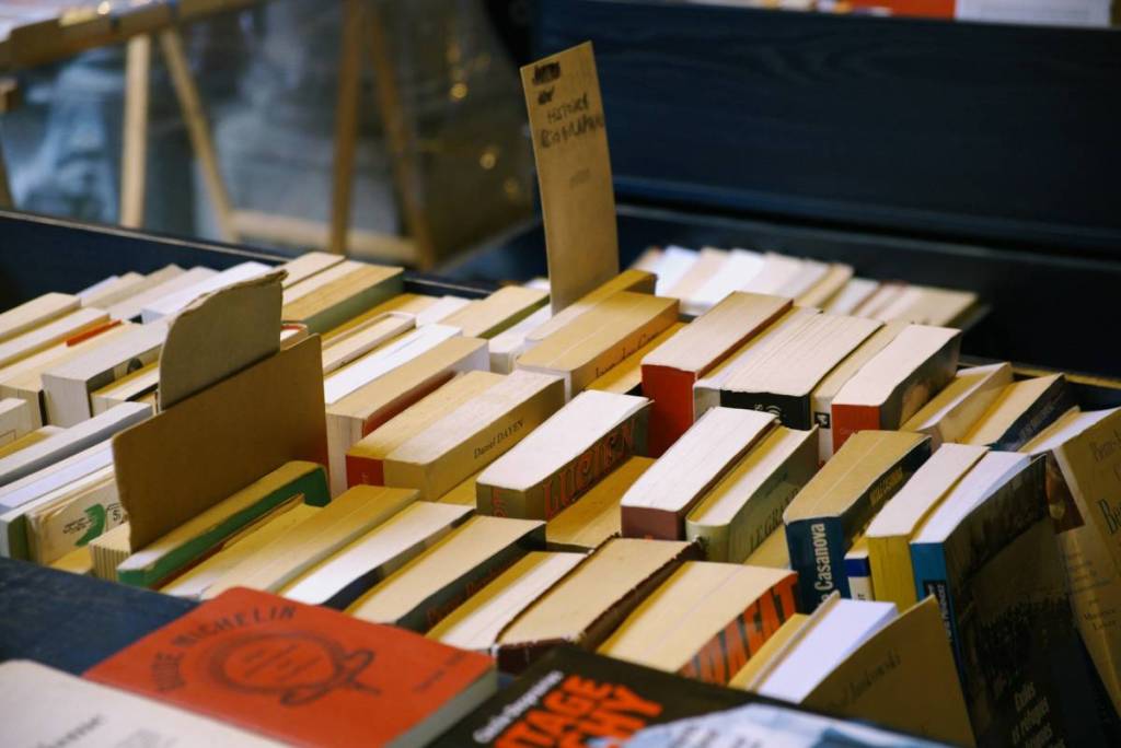 bücher in einer kiste