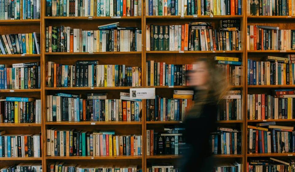In dieser Münchner Buchhandlung stapeln sich um die 30.000 preisreduzierten Bücher, in der ihr neuen Lesestoff schon ab 2€ bekommt
