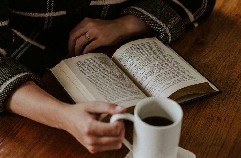 frau mit buch und kaffee