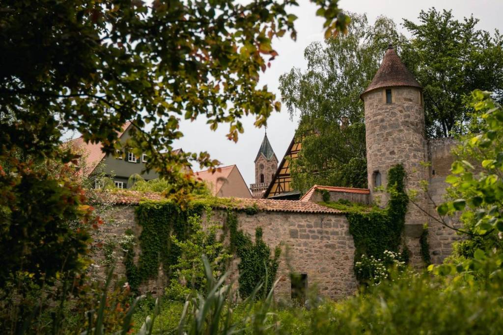 stadtmauer mit türmen von dinkelsbühl