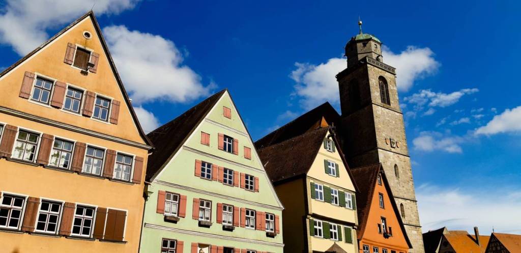 buntes häuserensemble und kirche aus der altstadt