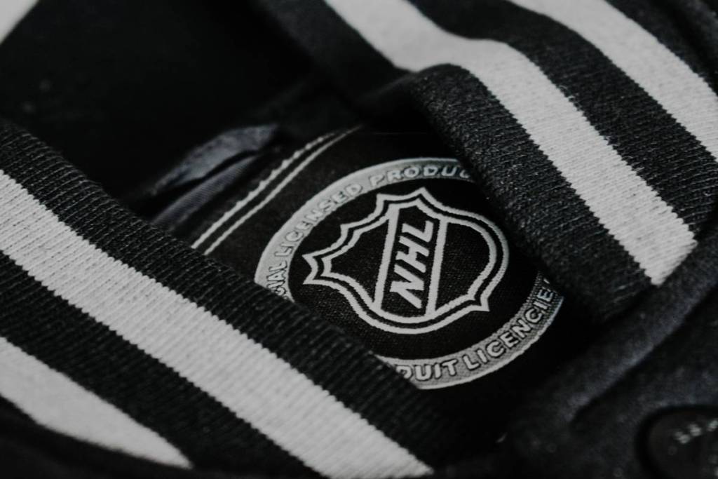 nhl logo auf trikot
