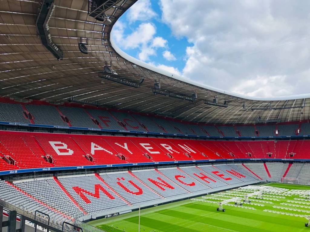 bayern münchen schriftzug auf den rängen der allianz-arena