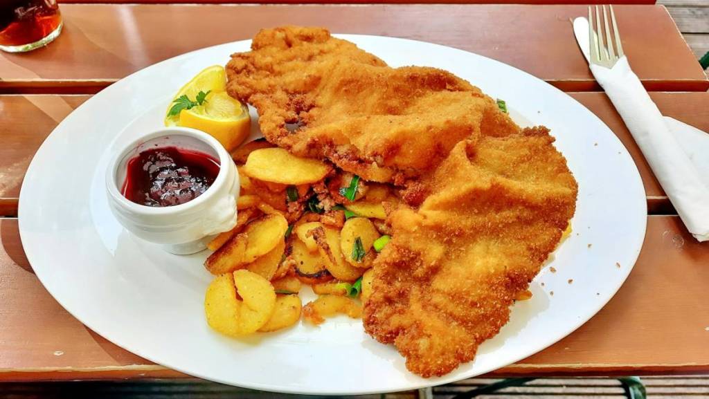 schnitzel mit kartoffeln und preiselbeeren