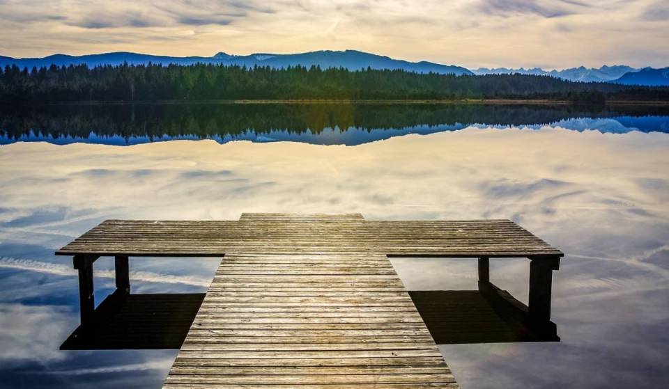 Nur 45 Minuten von München badet ihr in diesem ruhigen Moorsee mit Stegen und Kiosk, der im Sommer Temperaturen bis zu 26°C erreicht
