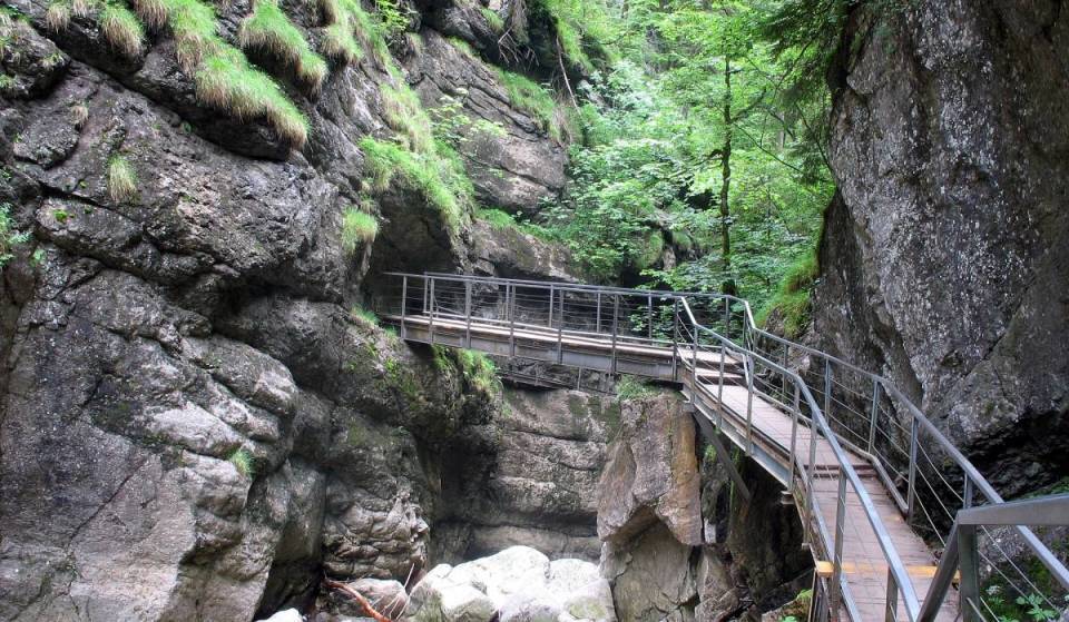 Nur 2 Stunden von München entdeckt ihr diese spektakuläre Klamm beim Canyoning und rutscht am Ende der Tour über einen Gleitwasserfall 12 Meter tief in dessen Gumpe