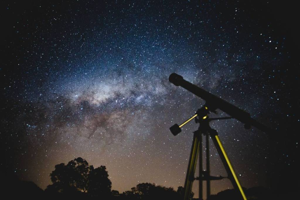 teleskop schaut in den sternenhimmel